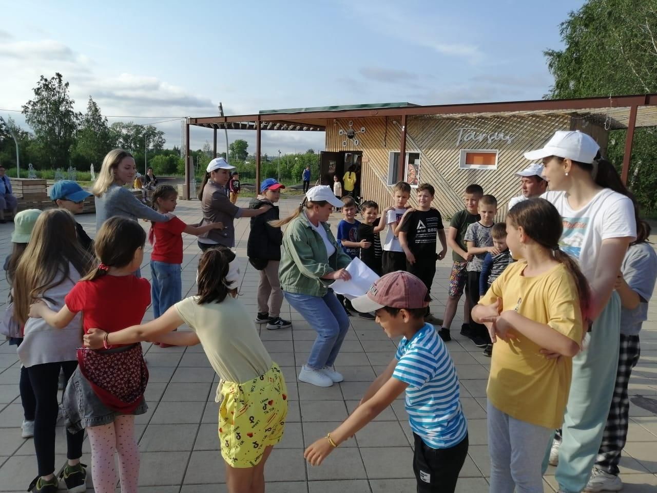 Парк азнакаево. Азнакаево парк. Игровые программы на июль. Культурная среда города Азнакаево. Парк Тарсус Азнакаево.