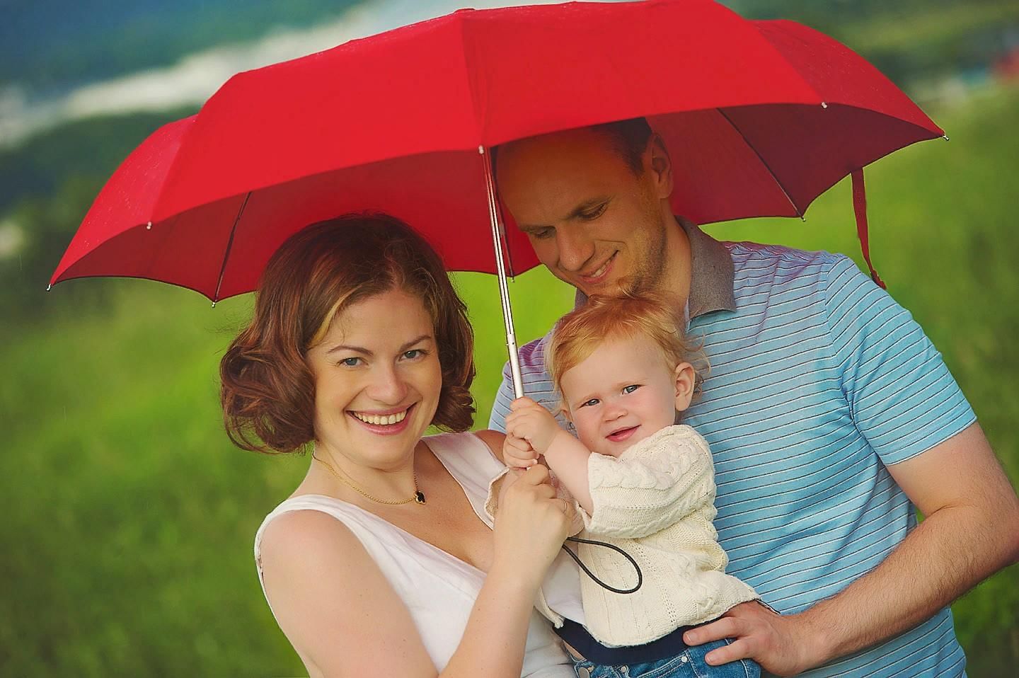 Семейство зонтик. Семья под зонтом. Под семейным зонтиком. Семейный зонт. Семья под большим зонтом.