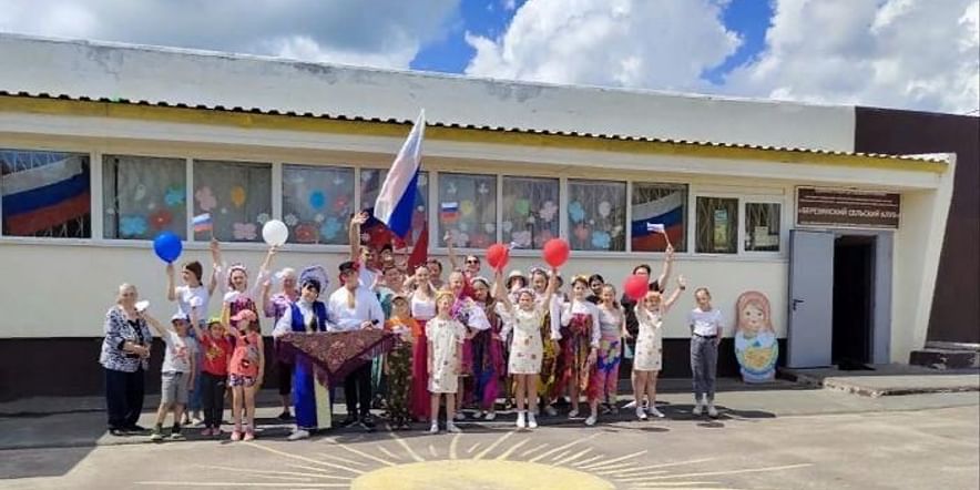 Основное изображение для события Развлекательная программа «Российский флаг — могучий триколор»