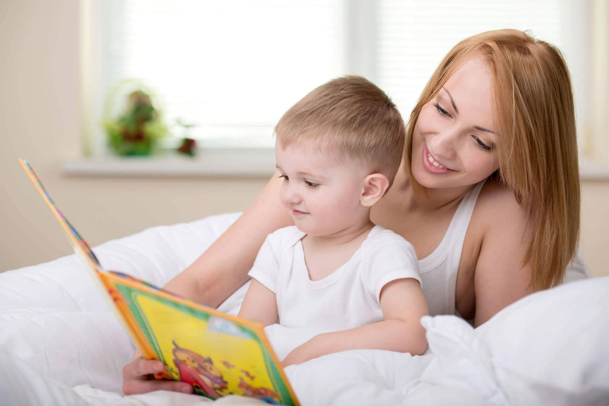 Мама учит сына с озвучкой. Мать с ребенком. Мама читает ребенку. Мама читает книгу ребенку. Мамы и малыши книжка.