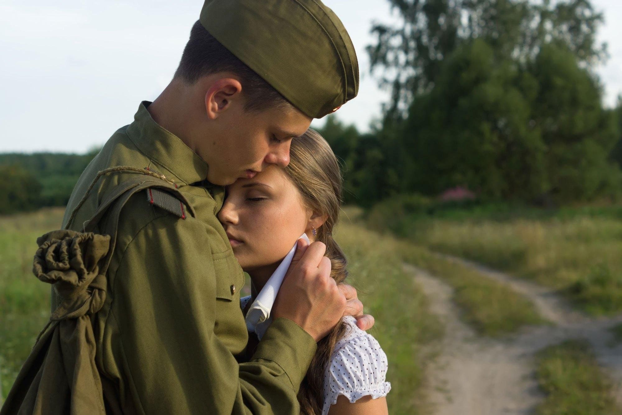 Солдат прощается с девушкой