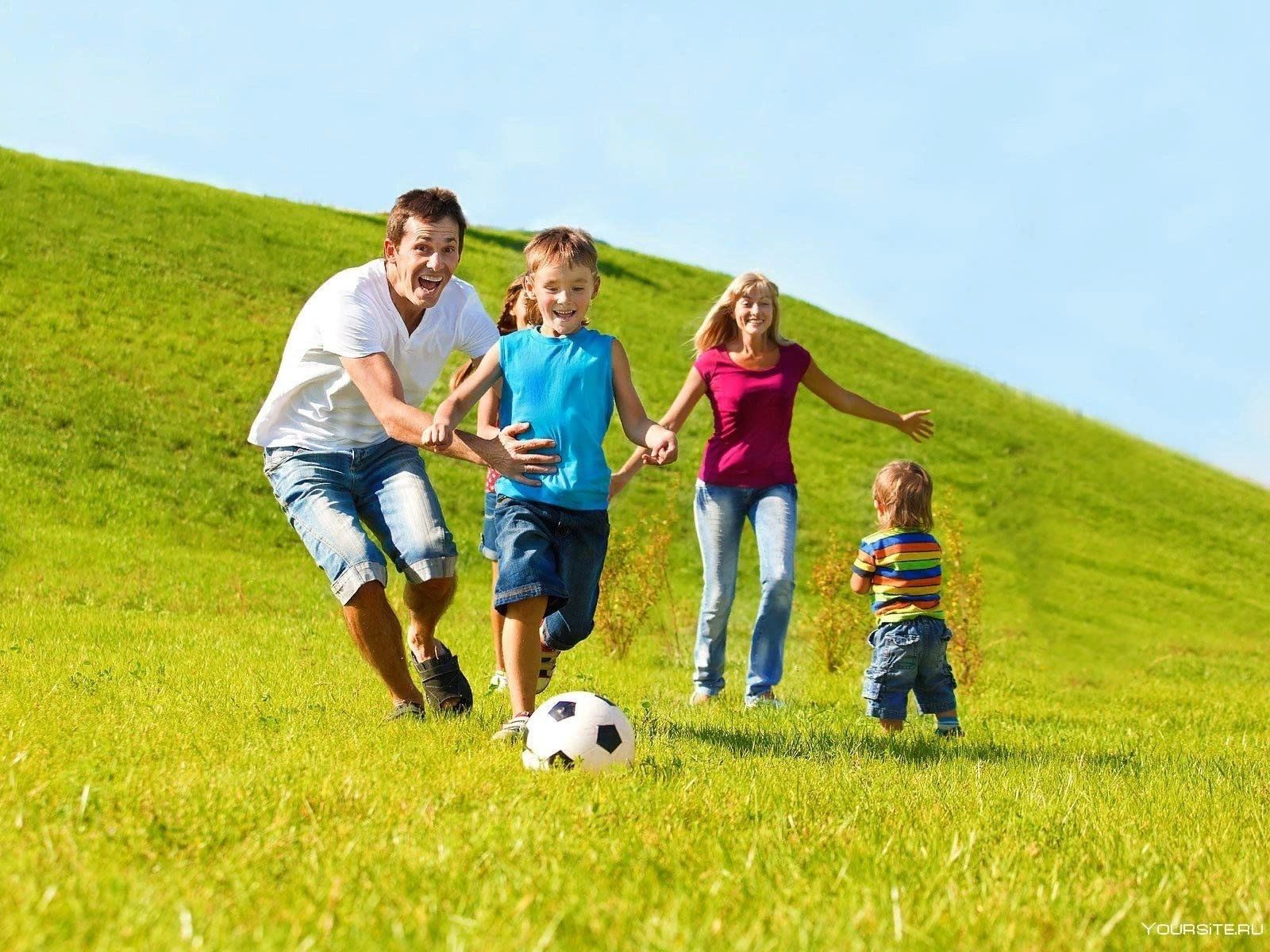 Отдых культура спорт. Спортивная семья. Семья занимается спортом. Счастливая спортивная семья. Здоровая семья.