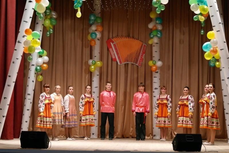 Сценарий концерта день семьи в доме культуры. Украшение сцены на день села. Украсить сцену на день села. Украшение сцены на отчетный концерт. Украшение сцены на день поселка.