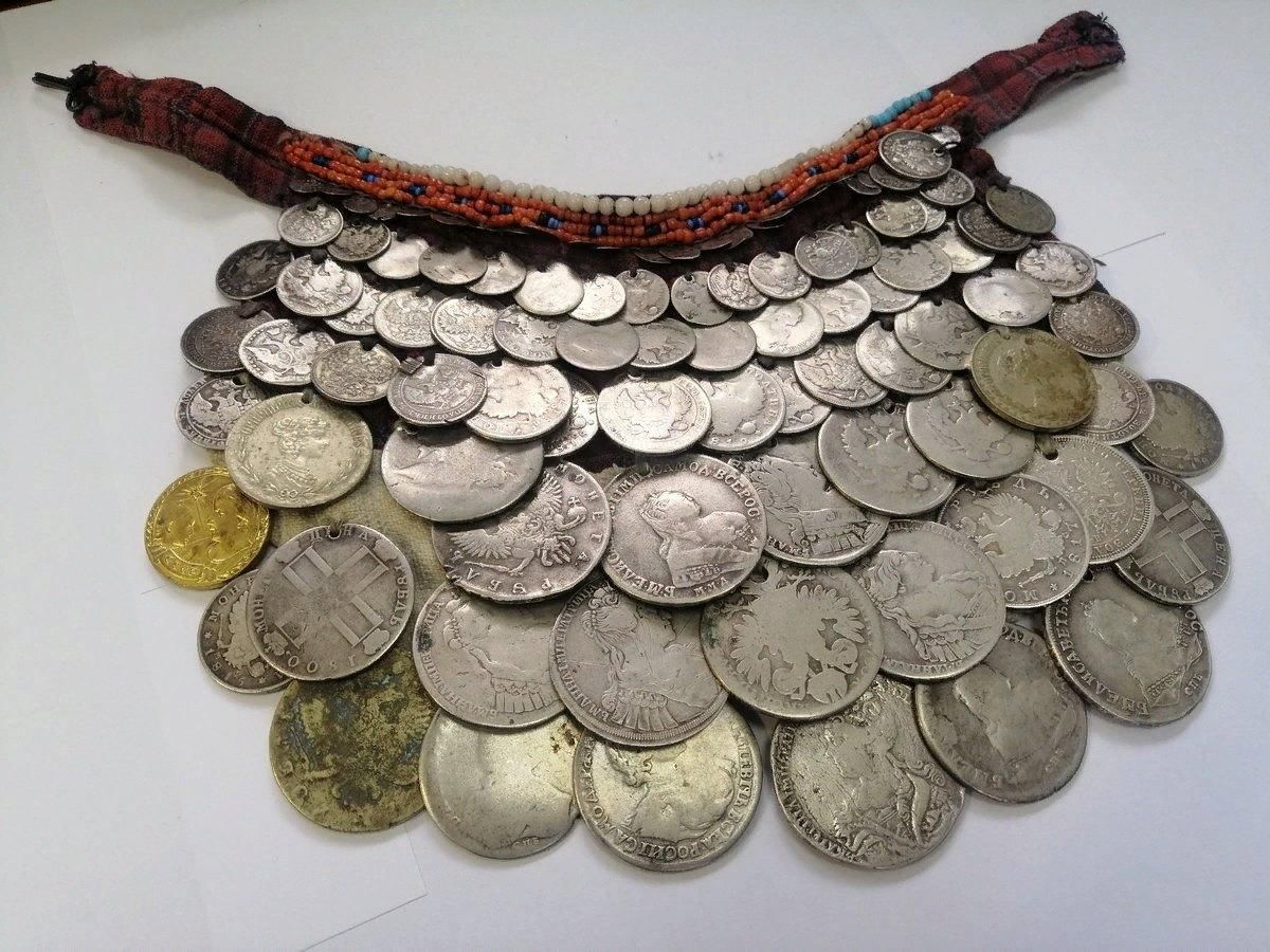 Монисто из серебряных монет
