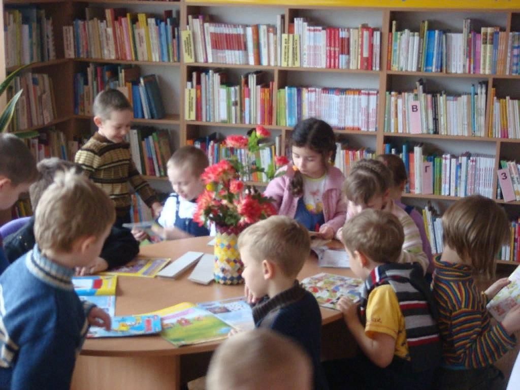 Фото детей в библиотеке за столом