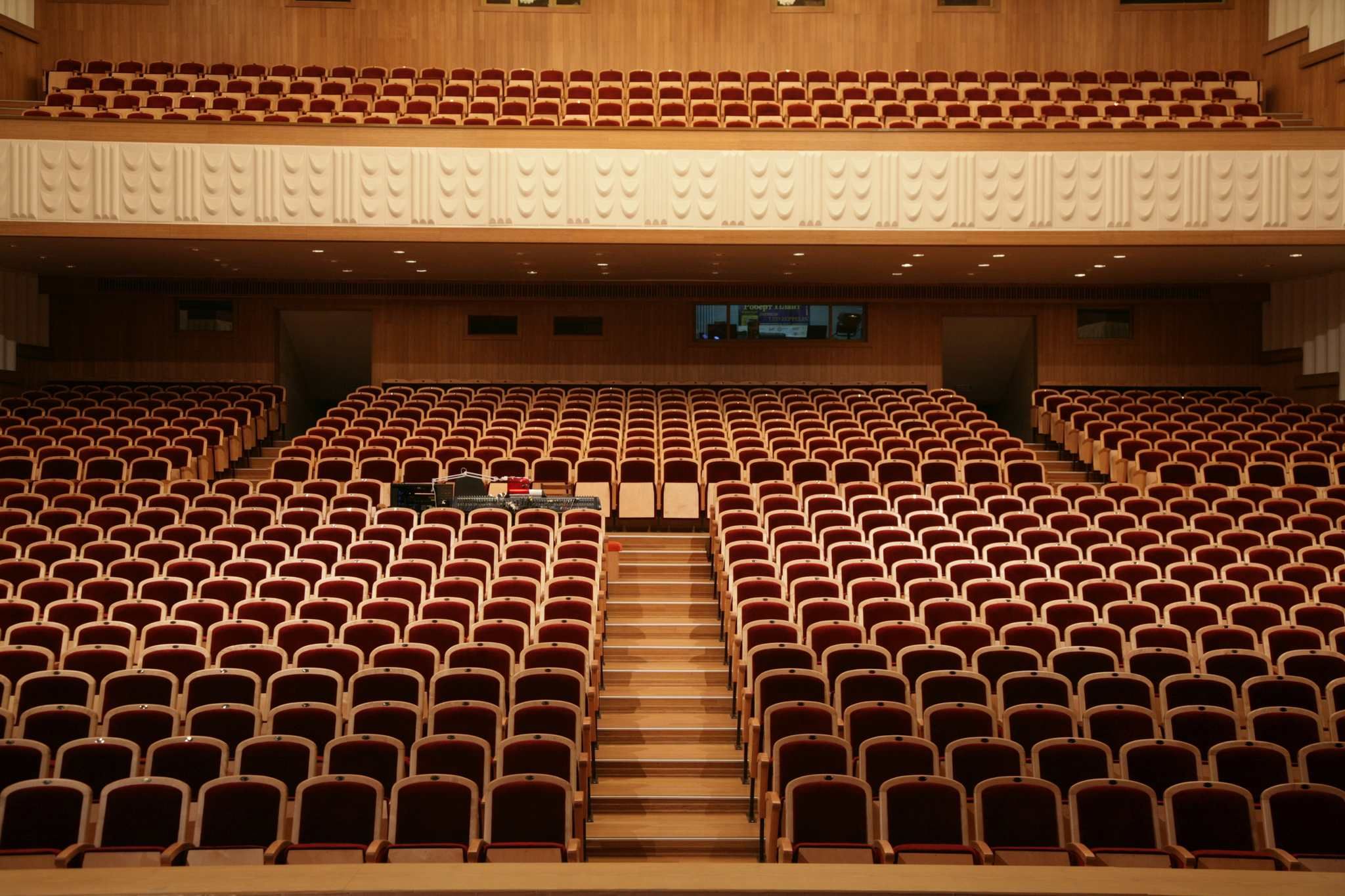 Концертный зал тюмень. Курганская областная филармония Курган. Филармония Курган зал. Концертный зал в Кургане. Курганская филармония большой зал.