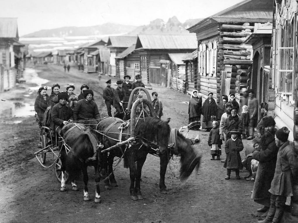 Пасхальные гуляния в Тарбагатае. Начало ХХ. Фотография из фондов ГАУК РБ «Национальный музей Республики Бурятия», Улан-Удэ