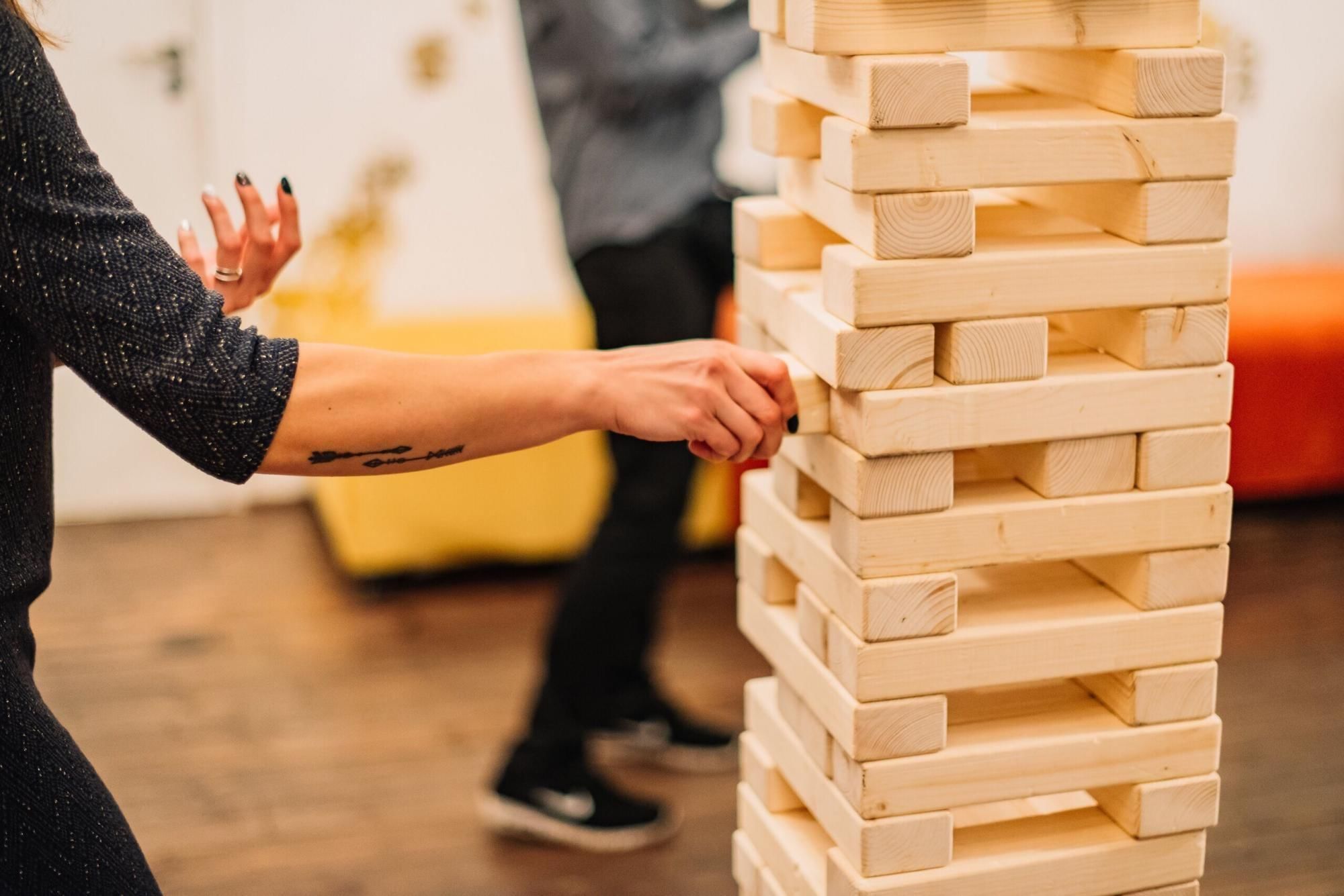 Огромный снять. Игра Jenga большая. Дженга гигант. Дженга Аэромир. Гигантская башня Дженга.