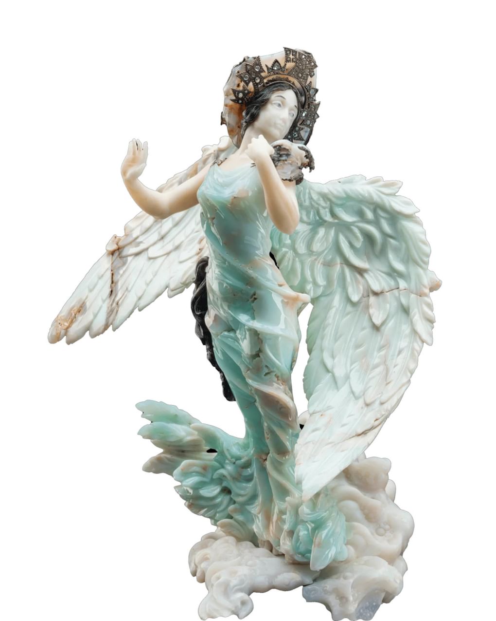 Царевна Лебедь, 2012. Автор модели: Григорий Пономарев. Камнерезы: Григорий Пономарев, Станислав Ширяев. Шлифовщики: Алексей Атемасов, Константин Котков. Ювелир: Виктор Соболев. Студия камнерезного искусства «Святогор». Коллекция Фонда семьи Шмотьевых. Фотография: <a href="https://epos.fabergemuseum.ru/" target="_blank" rel="noopener">epos.fabergemuseum.ru</a>