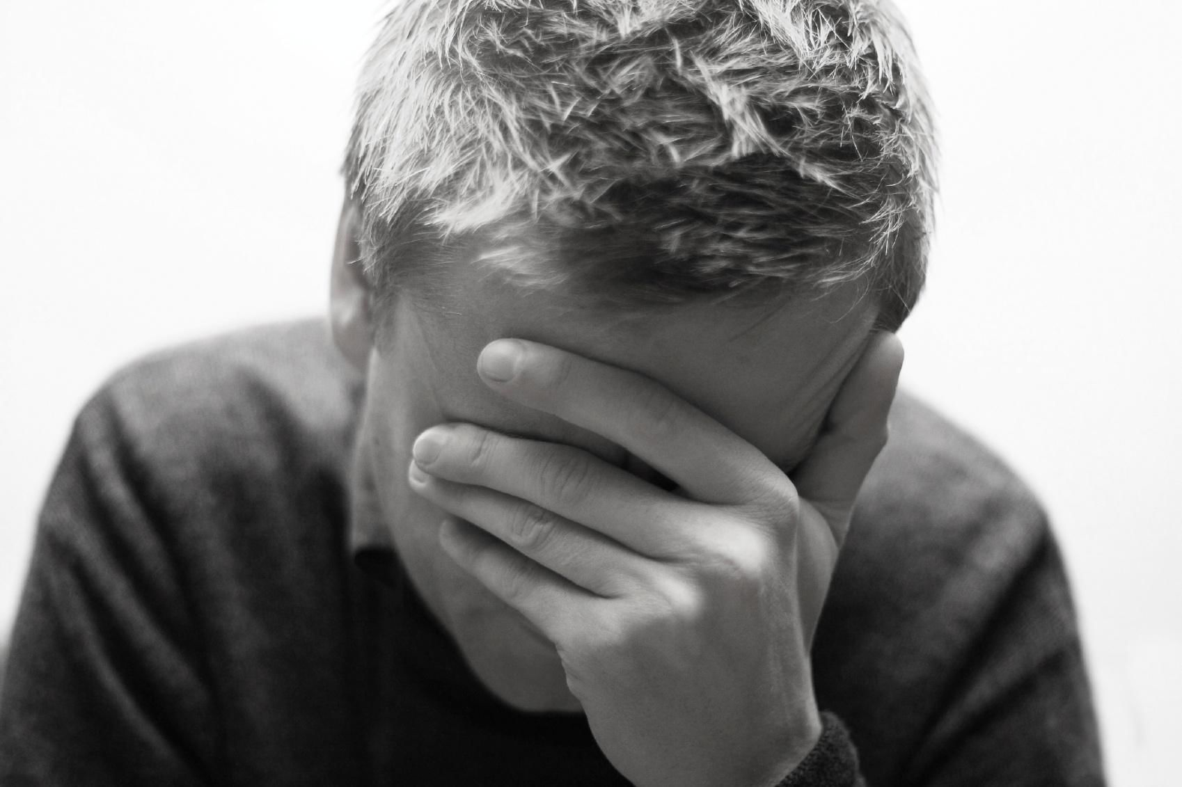 Мужчина плачет у окна. Эстетика одиночества парень. Задумчивый мужчина. Человек рассыпается. Человек грустит.