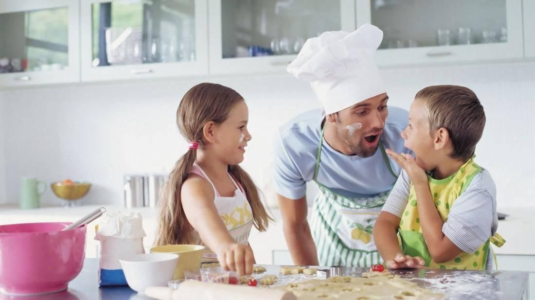 Papa en mama перевод. Кухня для детей. Кухня родители и дети. Семья на кухне. Ребенок с родителями на кухне.