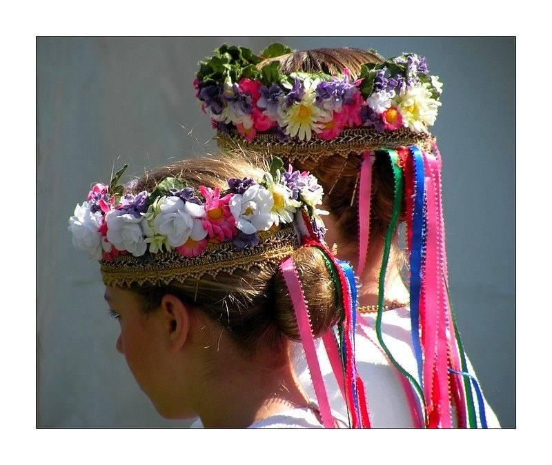 Прически с украинским венком из цветов