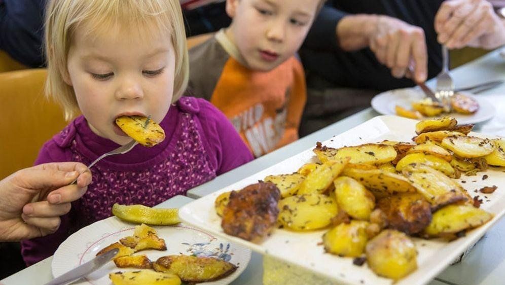 Мама картошка. Кушает картошку. Человек ест картофель. Что жрет картошку. Ребенок ест картошку.