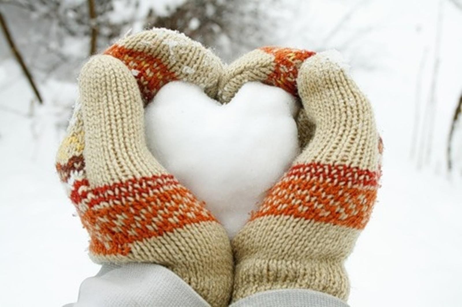 Подарить тепло сердец. Зима варежки. Руки в варежках. Варежки теплые зимние. Сердце в варежках.