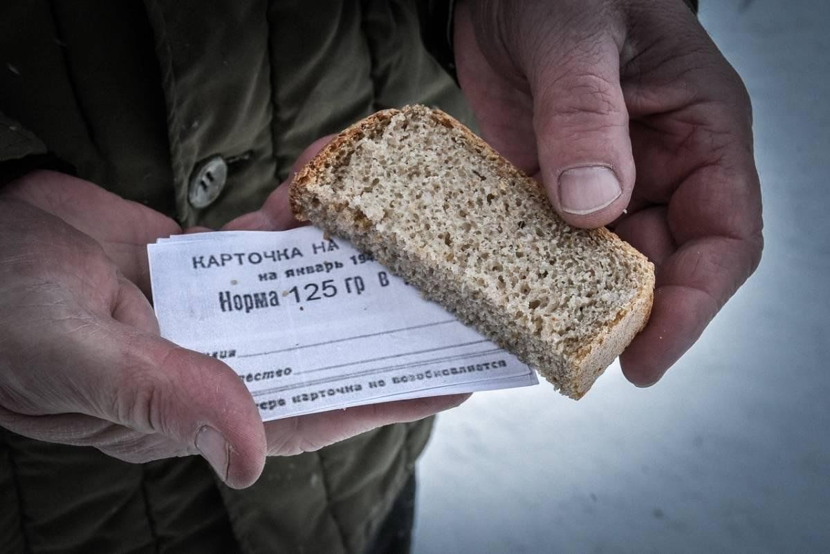 Хлебный паек в блокадном ленинграде. Кусочек хлеба в блокадном Ленинграде. Блокадный хлеб Ленинграда. Блокада Ленинграда хлеб блокадного Ленинграда. Символ блокадного Ленинграда хлеб.