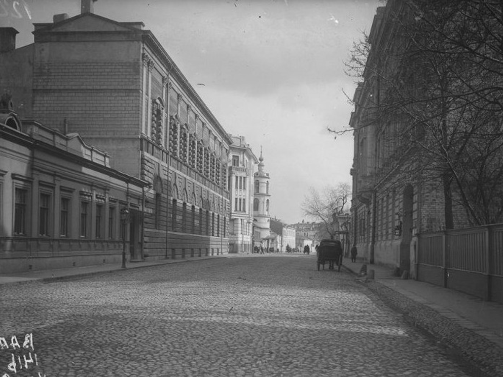 Особняк Тарасова на Спиридоновке. Москва, 1-я треть XX века. Фотография: Эмилий Готье-Дюфайе / Государственный научно-исследовательский музей архитектуры им. А.В. Щусева, Москва / <a href="https://goskatalog.ru/portal/#/collections?id=27166757" target="_blank" rel="noopener">goskatalog.ru</a>