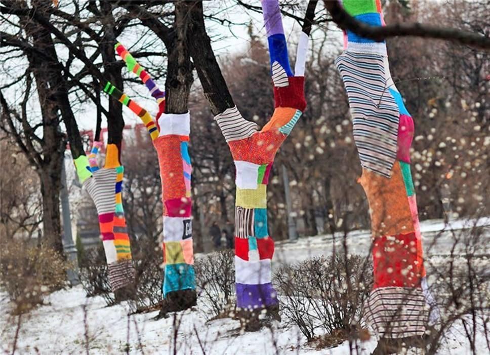 Оденем дерево. Парк Горького ярнбомбинг. Дерево для украшений. Украшение деревьев в детском саду. Украшение деревьев к новому году.