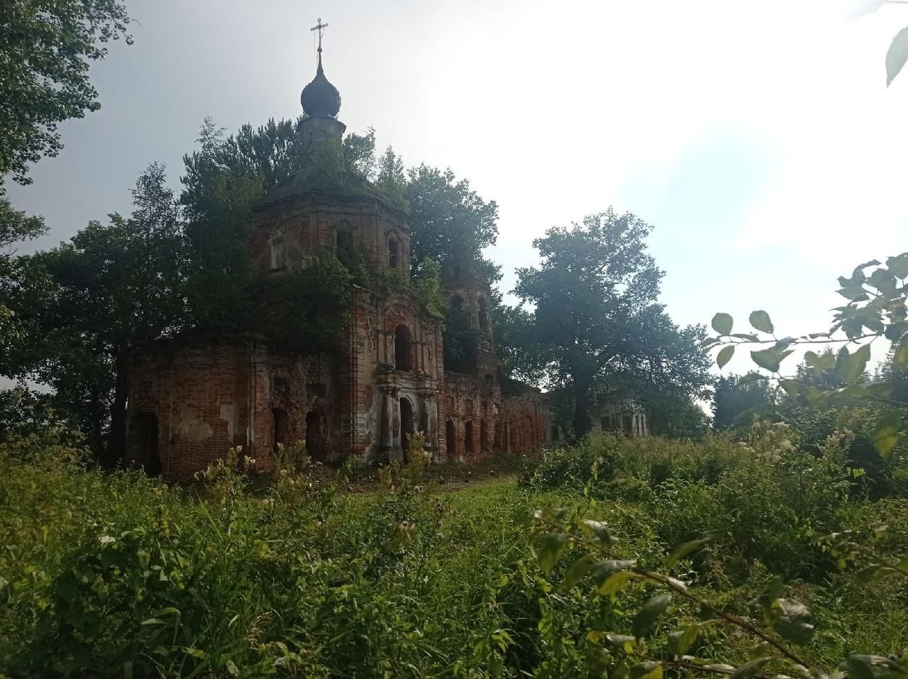 на территории старинной. на территории старинной. олд мил таунд. усадьбе владимира храповицкого в муромцево. замок во владимирской области усадьба храповицкого.