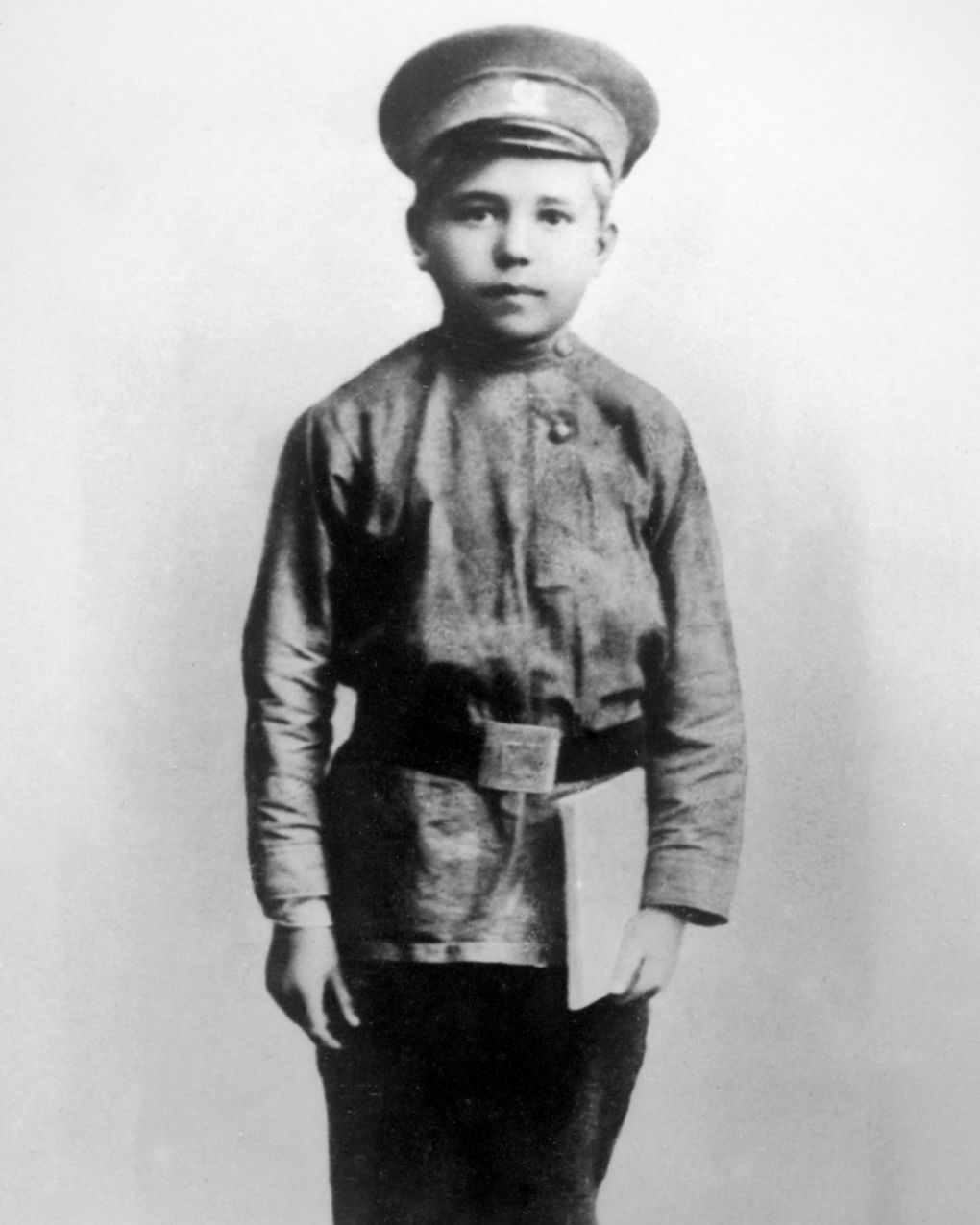 Николай Островский — ученик церковно-приходской школы. Волынская губерния. Фотография: репродукция ТАСС