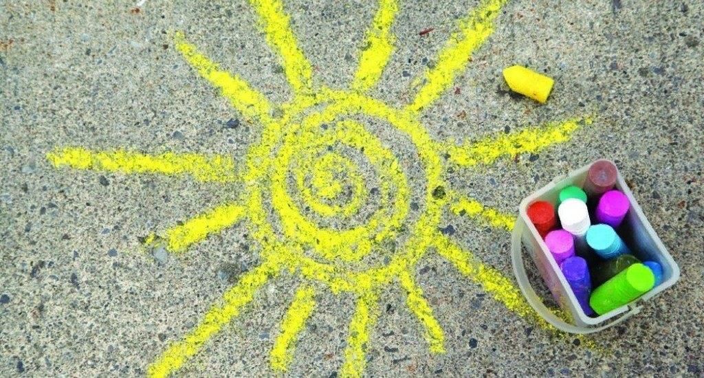 Рисунок солнца на асфальте интересные