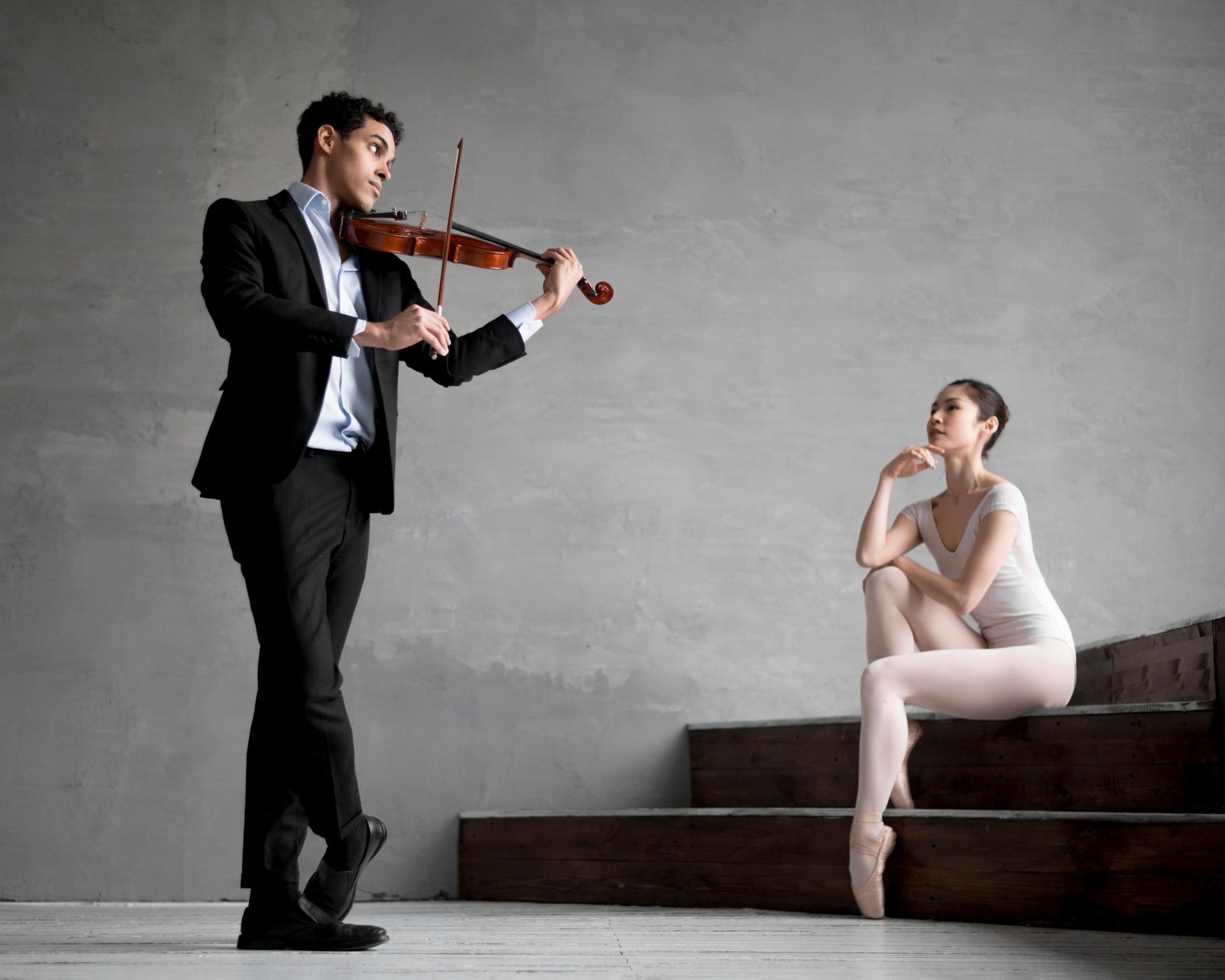 Violin dance. Репетиция скрипача. Балерина и скрипка фотосессия. Скрипач и балерина.