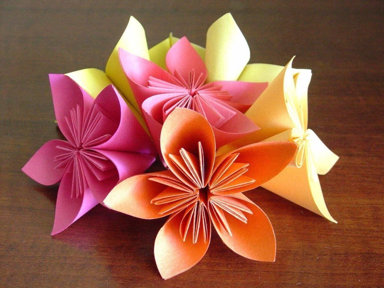 Сувениры из бумаги. Цветы из цветной бумаги. Цветок из бумаги на подарок. Объемные цветы из бумаги. Поделки из бумаги цветы.