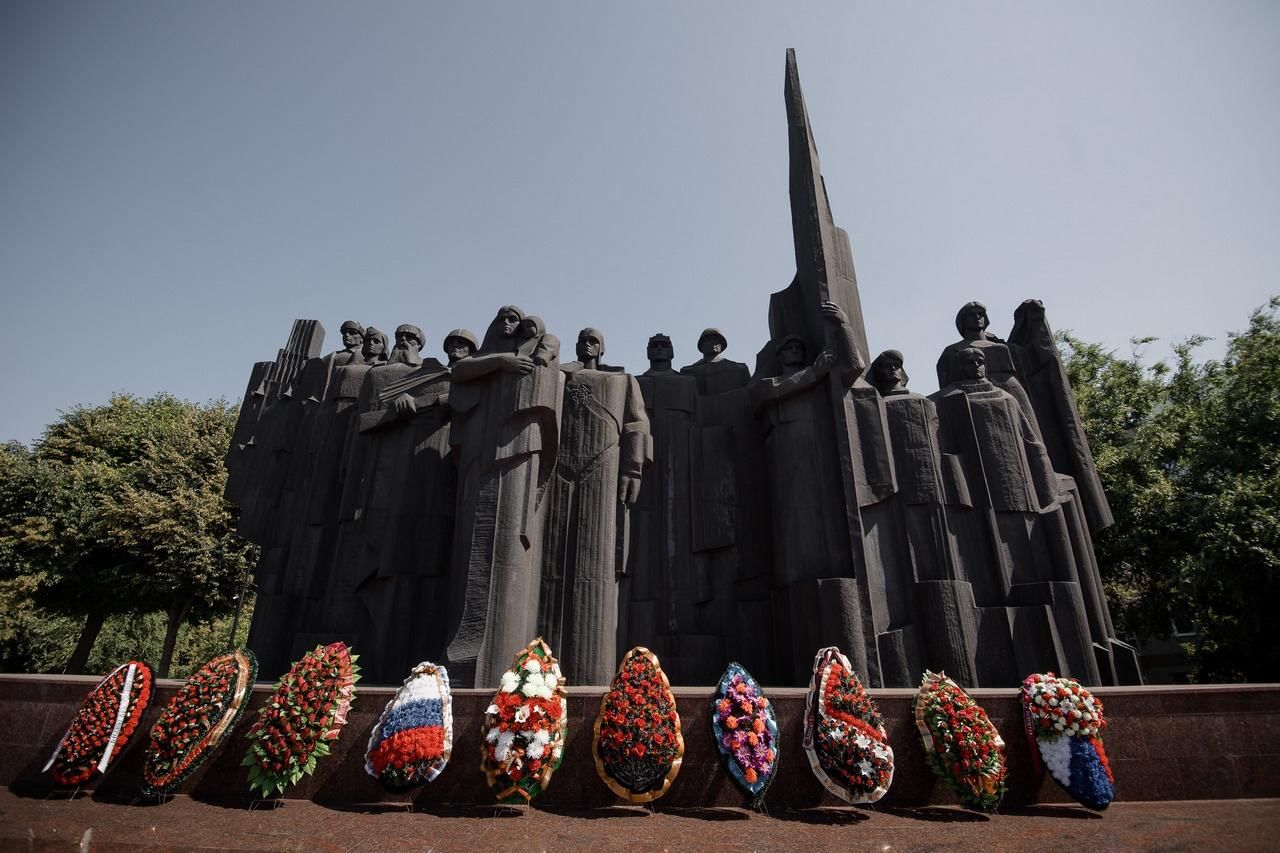 Могила неизвестного солдата Воронеж. Памятник неизвестного солдата в Воронеже. Памятник неизвестному солдату Воронеж.