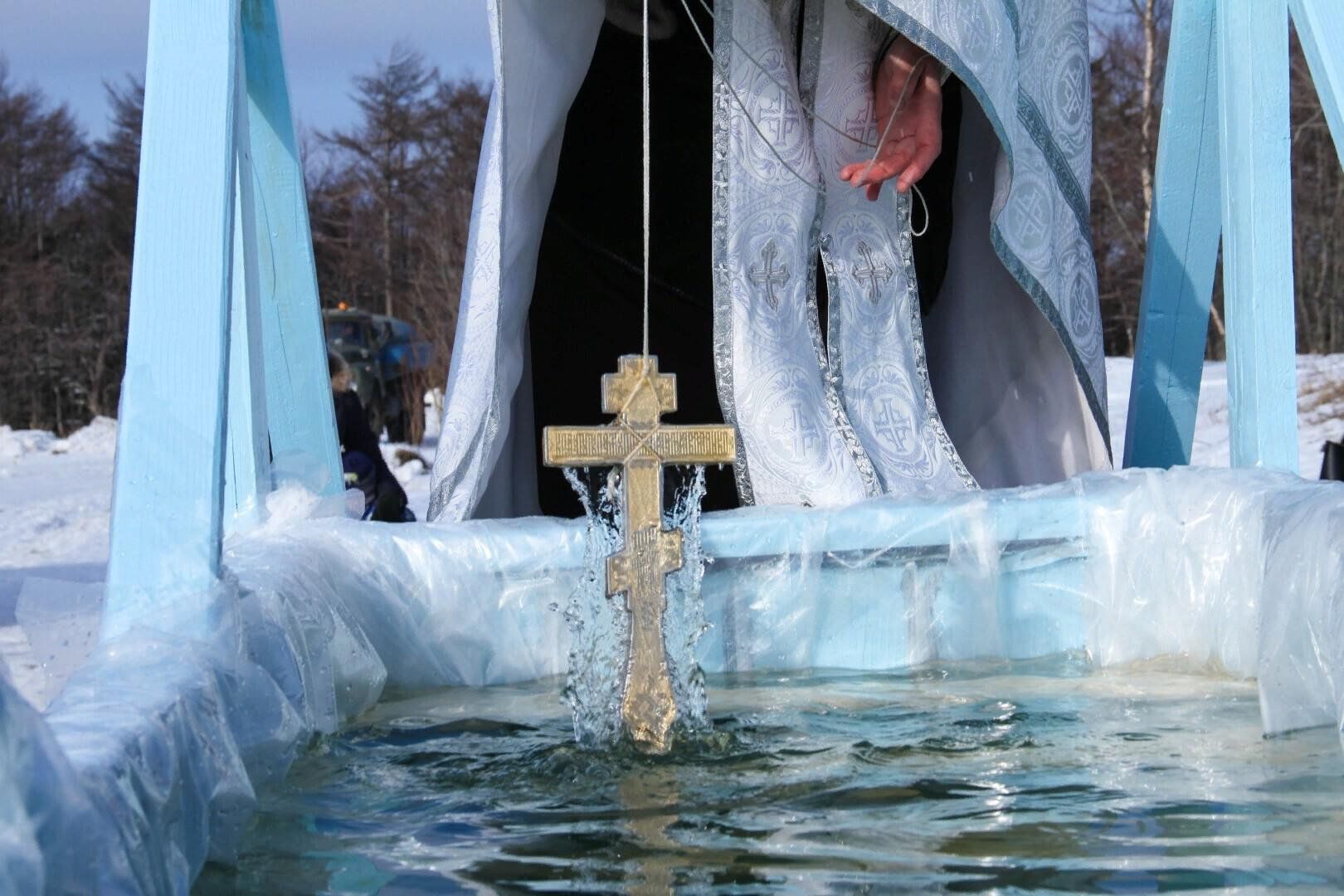 Время святой воды. Крещение Господне праздник прорубь. С Крещением Господним 19 января. Крещение Господне kupanie. Река Иордан крещение.
