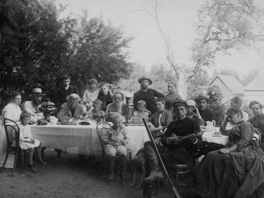 Семен Абамелек-Лазарев. Лев Толстой с родными и знакомыми. 1888. Ясная Поляна, Тульская область. Государственный музей Л.Н. Толстого, Москва