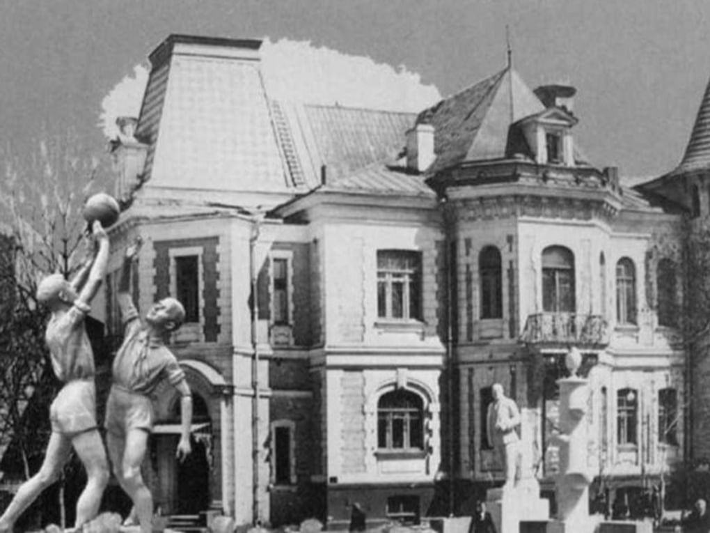 Московский городской дом пионеров. Иллюстрация к книге Ролана Быкова «Я побит — начну сначала!». Москва: Издательство «АСТ», «Астрель», 2010 