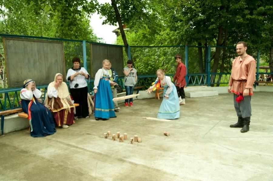 Традиционные русские народные игры. Народные игры. Русские народные игры городки. Игра городки на Руси. Традиционные игры в России.