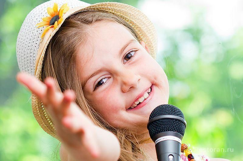 Дети поют москва сайт. Дети поют. Ребенок с микрофоном. Вокал дети. Ораторское мастерство для детей.