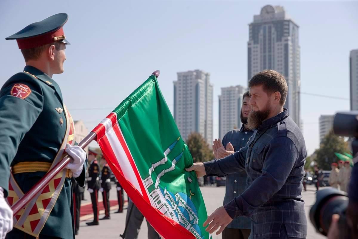 Ичкерия это что за страна. Флаг Чеченской Республики Ичкерия. Флаг Чечни с Рамзаном Кадыровым. Кадыров Ичкерия.