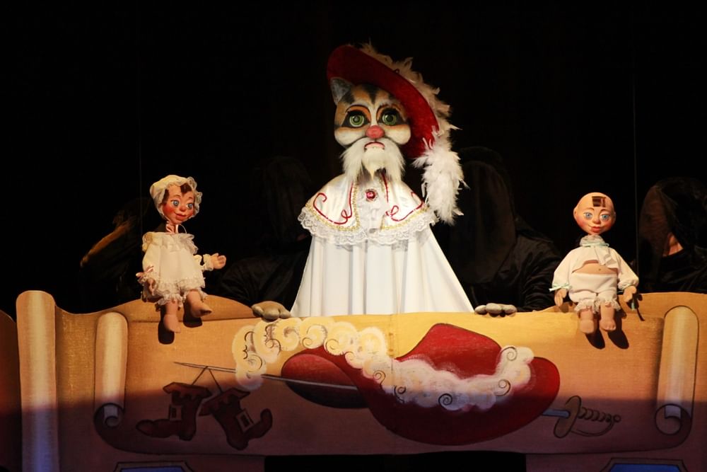 театр кукол образцова спектакль кот с сапогах. кукольный театр кот петух и лиса. кукольный театр. кукольный театр смоленск. кот леопольд кукольный театр.