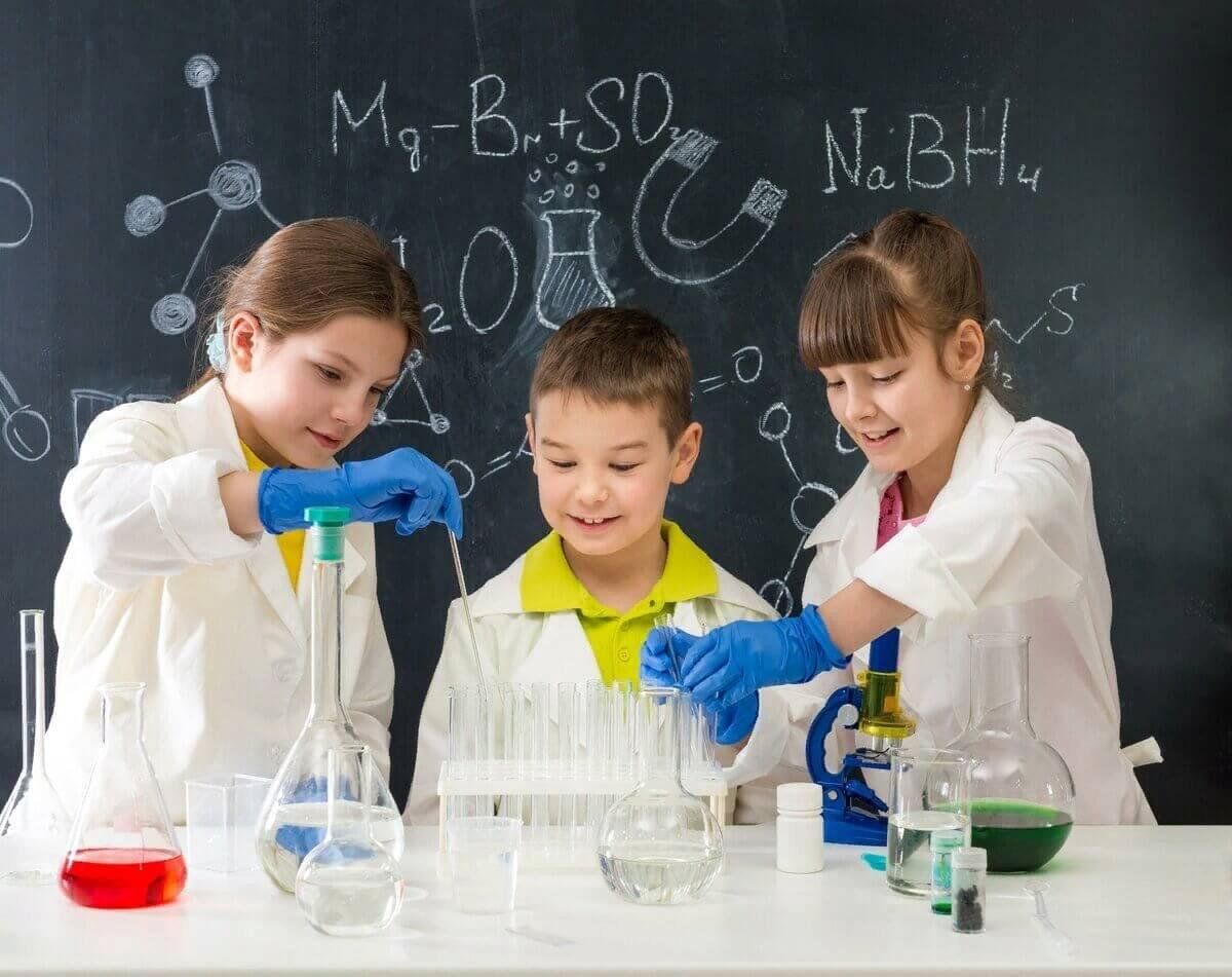 Решили провести эксперимент. Дети на уроке химии. Школьники на уроке химии. Ученик на уроке химии. Химические опыты в школе.