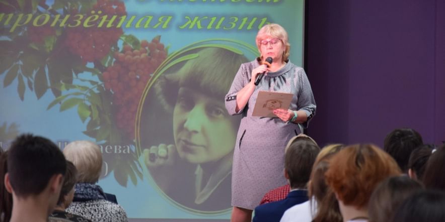 Основное изображение для события Литературно-музыкальная гостиная «Красною кистью рябина зажглась»