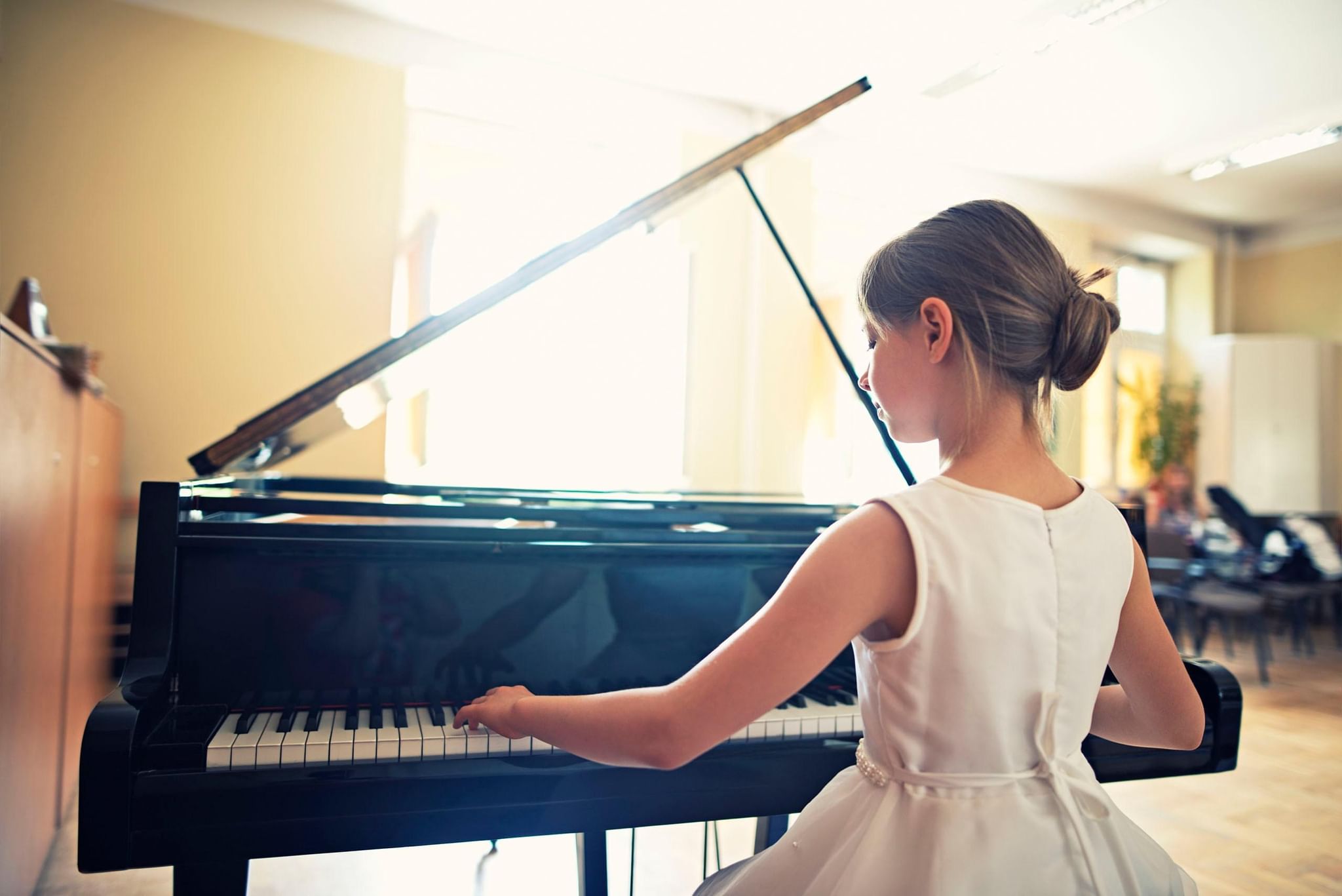 Уроки фортепиано в музыкальной школе. Ребенок за фортепиано. Ребенок за роялем. Пианино для детей. Дети играющие на фортепиано.