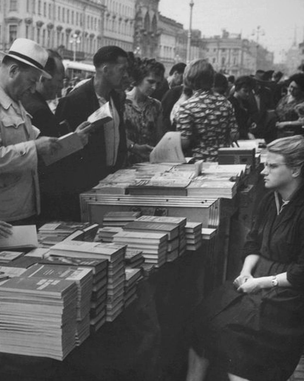 Книжный базар у Дома книги на Невский проспекте. Ленинград, 1970 год. Фотография: Борис Лосин / Государственный музей истории Санкт-Петербурга, Санкт-Петербург