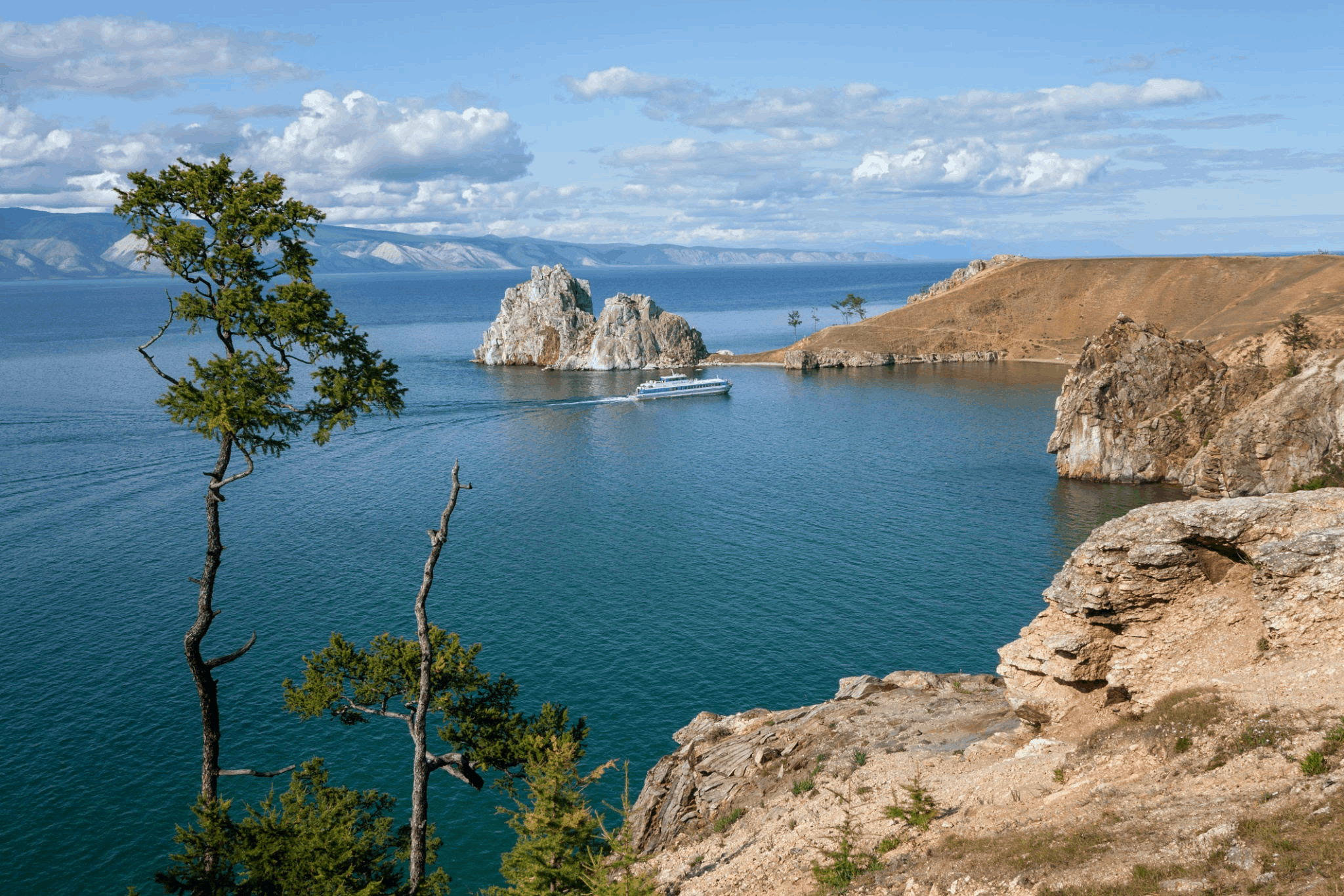Байкал это гигантское озеро его называют. Мыс Бурхан на Байкале 2023. Иркутск Байкал. Самое глубокое озеро Байкал. Сибирь Байкал Иркутск.