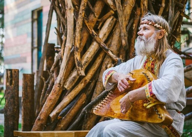 Как зовут древнего певца играющего на гуслях. Сказитель. Гусляры сказители. Былинный сказитель. Старец играющий на гуслях.