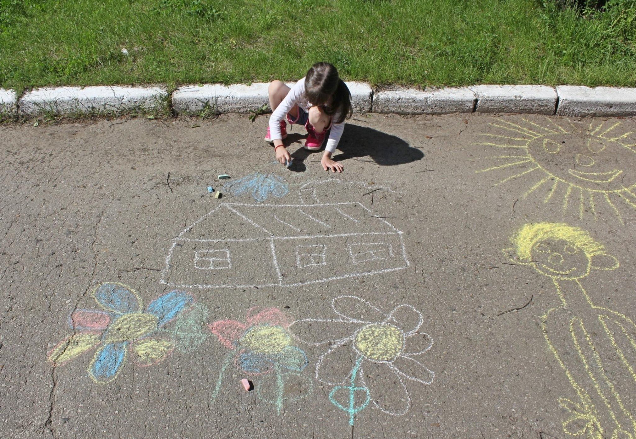 Фото детей на асфальте с рисунками