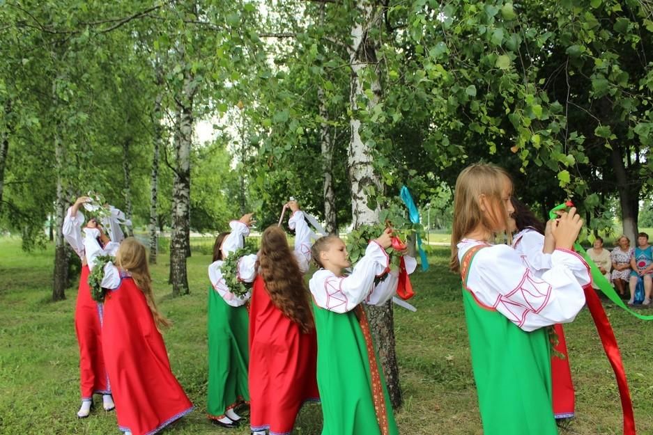 Троица детям видео. Завивание Березки на Троицу. Праздник русской Березки. Троица празднование.