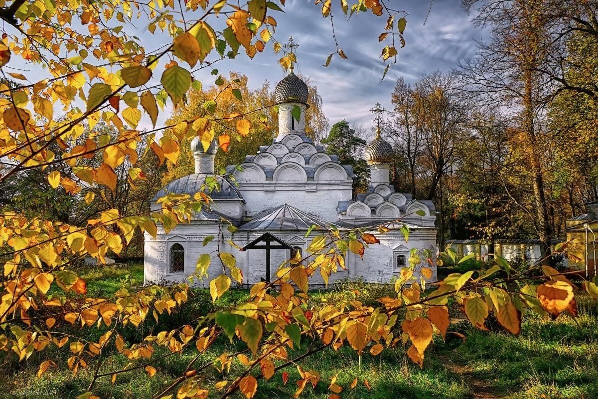 Православный храм осенью фото