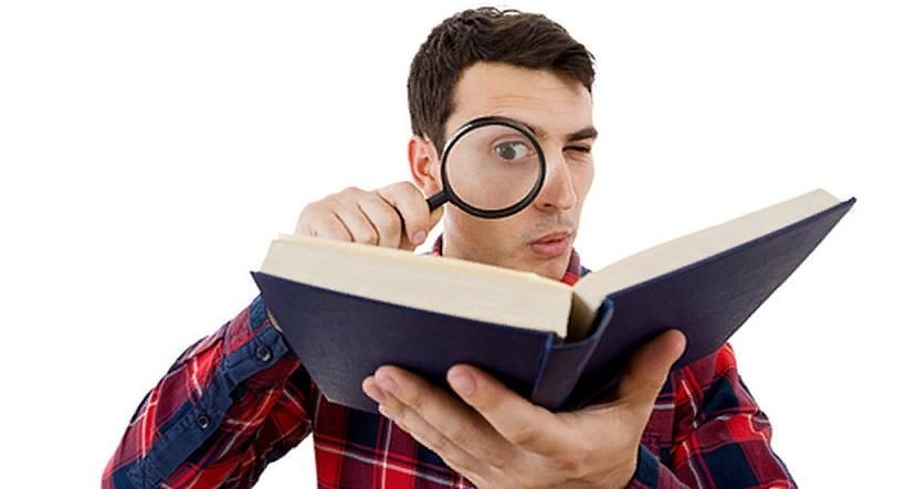 студент юрист задумался над книгами