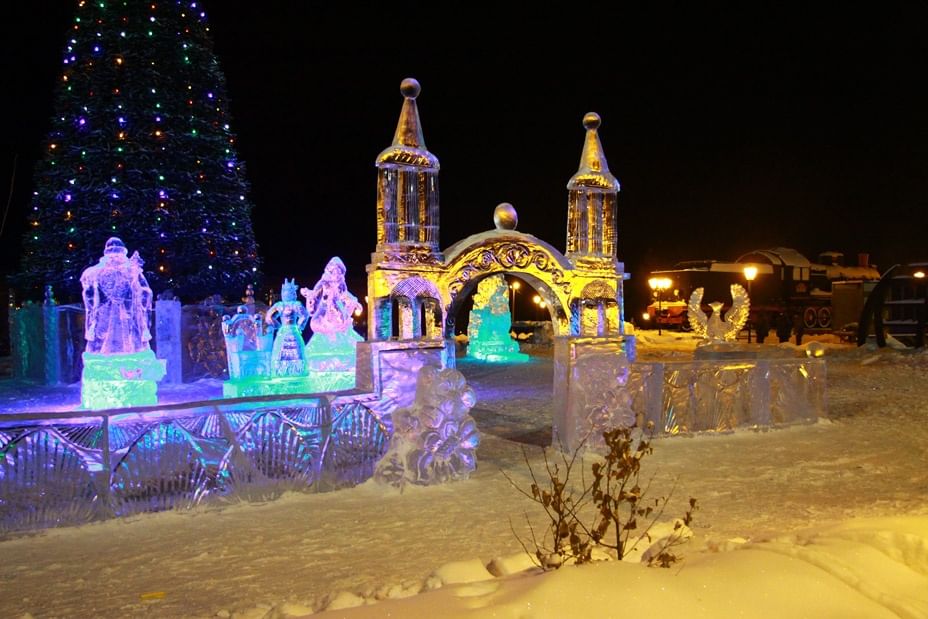 Зимний городок. Горка площадь Ленина Хабаровск. Зимний городок Сыктывкар. Хабаровск зимой ледяной городок. Ледовые городки Абакан.