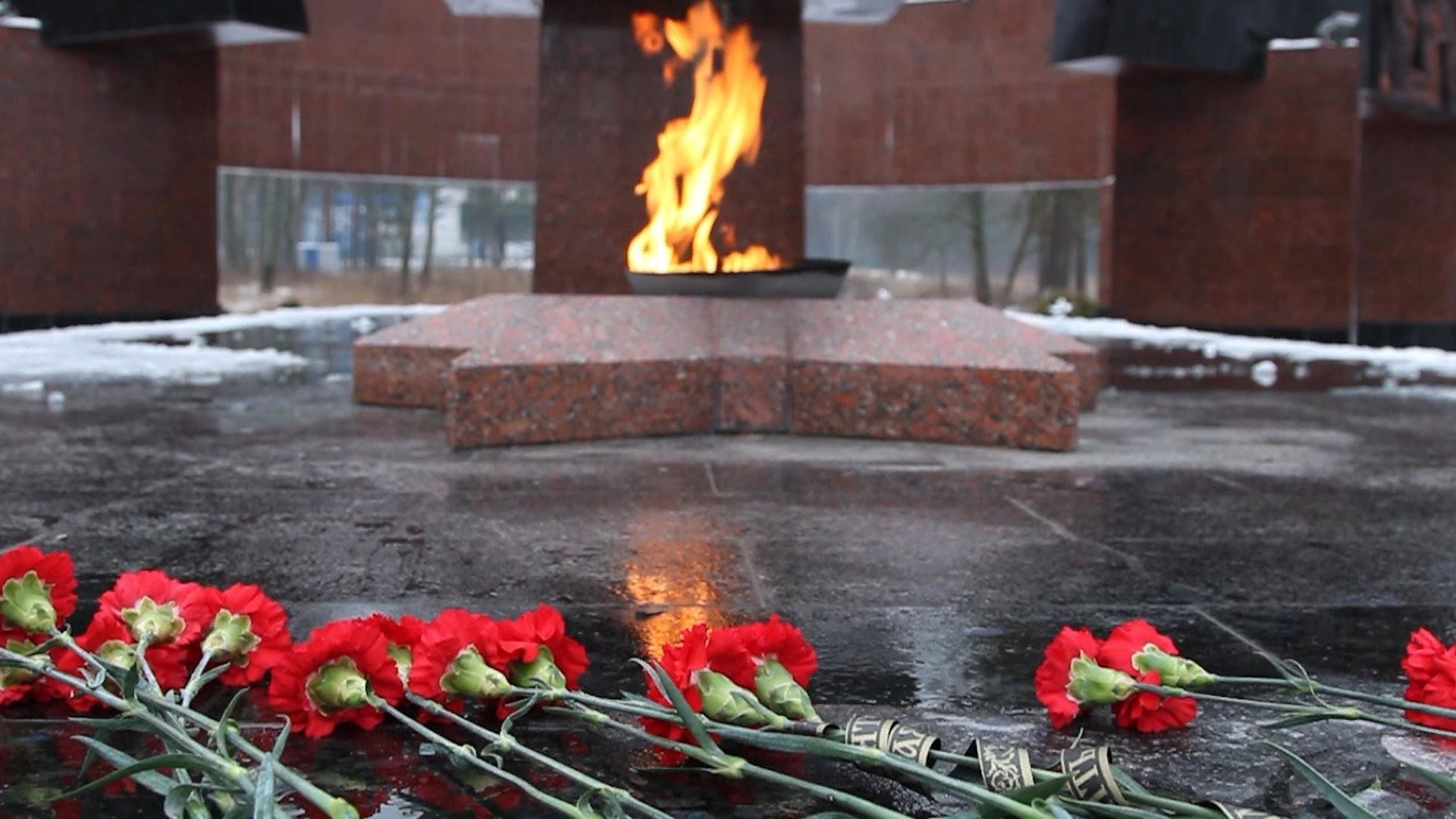 Прошел день неизвестного солдата. Мемориал героям Отечества Слава Клинцы. Памятник неизвестного солдата 3 декабря. Вечный огонь Клинцы. Неизвестный солдат день памяти.