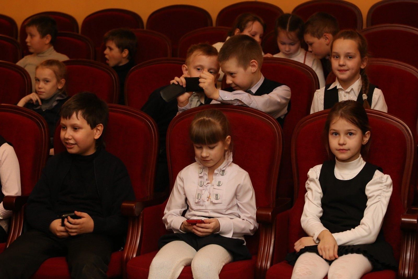 Дети в зрительном зале. Театр для детей. Школьники в театре. Дети зрители в театре.
