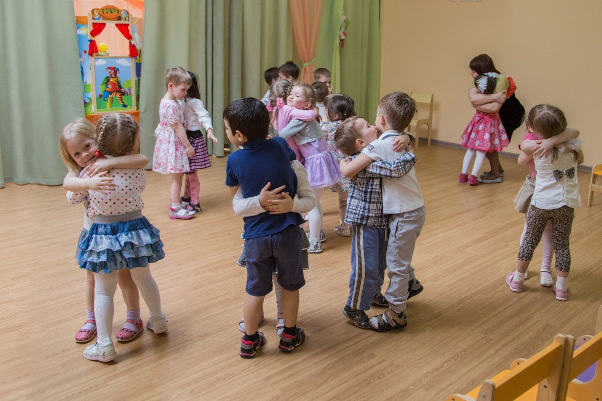 Танец обнимашки в детском саду. Дети обнимаются в детском саду. Дети обнимают воспитателя. Объятия в детском саду. Дети обнимаются в игровой.