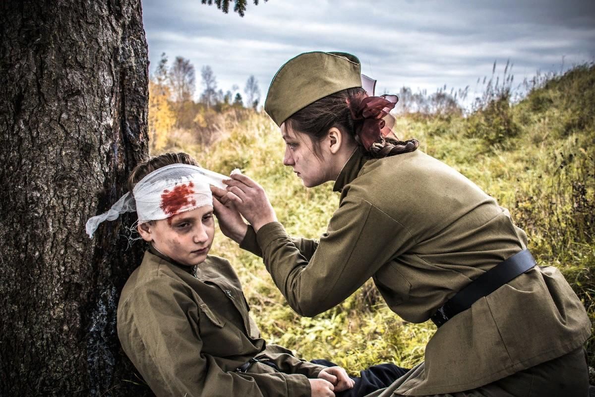 Крупным планом солдат и родина