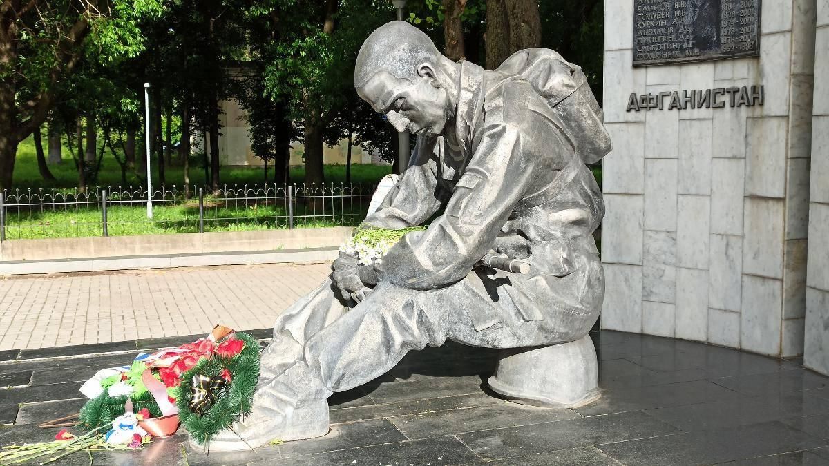 Памятник умирающий. Памятники погибшим в Чечне и Афганистане. Памятник афганцам Киров. Памятник солдату Киров. Памятник погибшим солдатам Киров Кировская область.